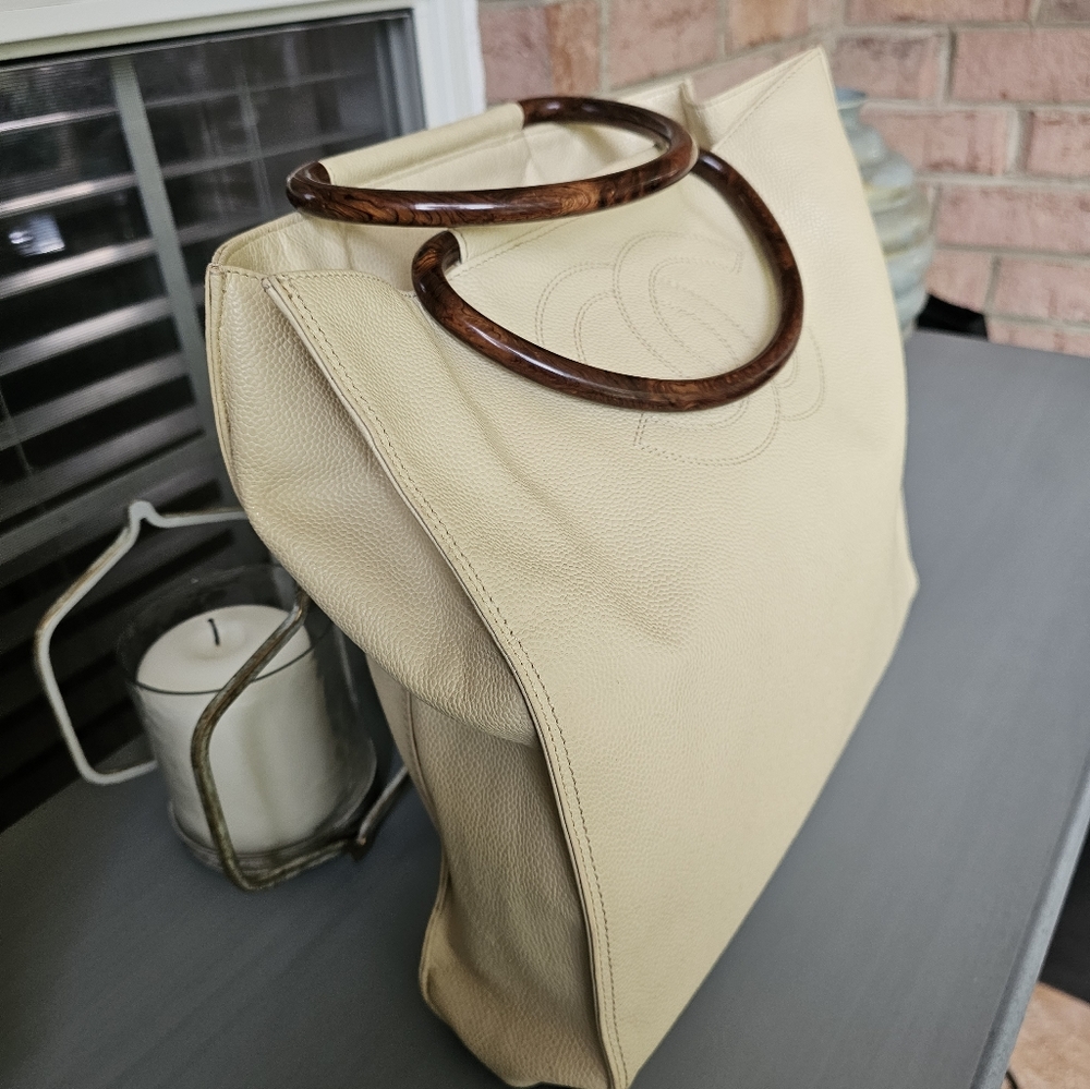 CHANEL Caviar Tote w/wooden handles - Picture 3 of 12